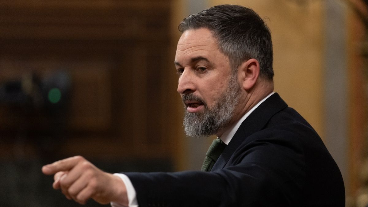 Abascal llama tirano a Sánchez por regularizar inmigrantes