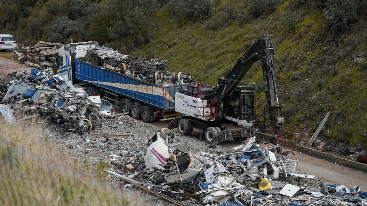 Retiran los restos del Alvia tras el accidente de Adamuz