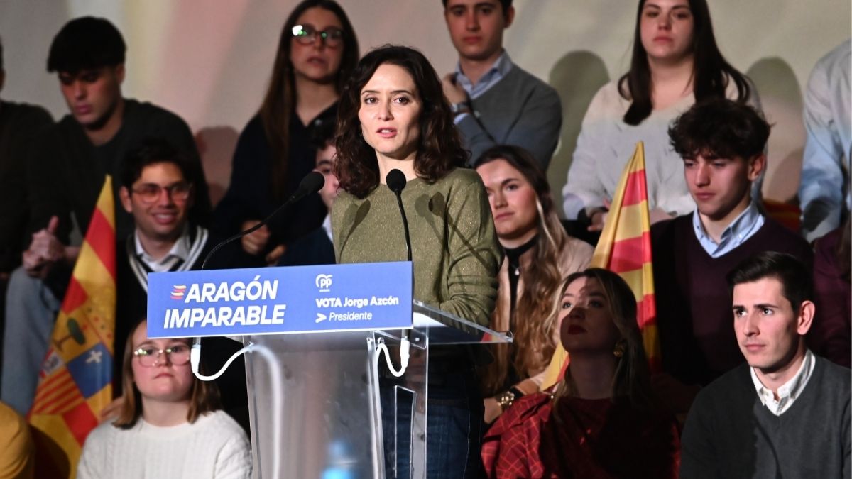Ayuso pide la dimisión de Sánchez por el caos en los trenes