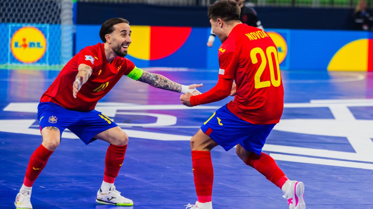 España gana a Bielorrusia y roza los cuartos del Europeo