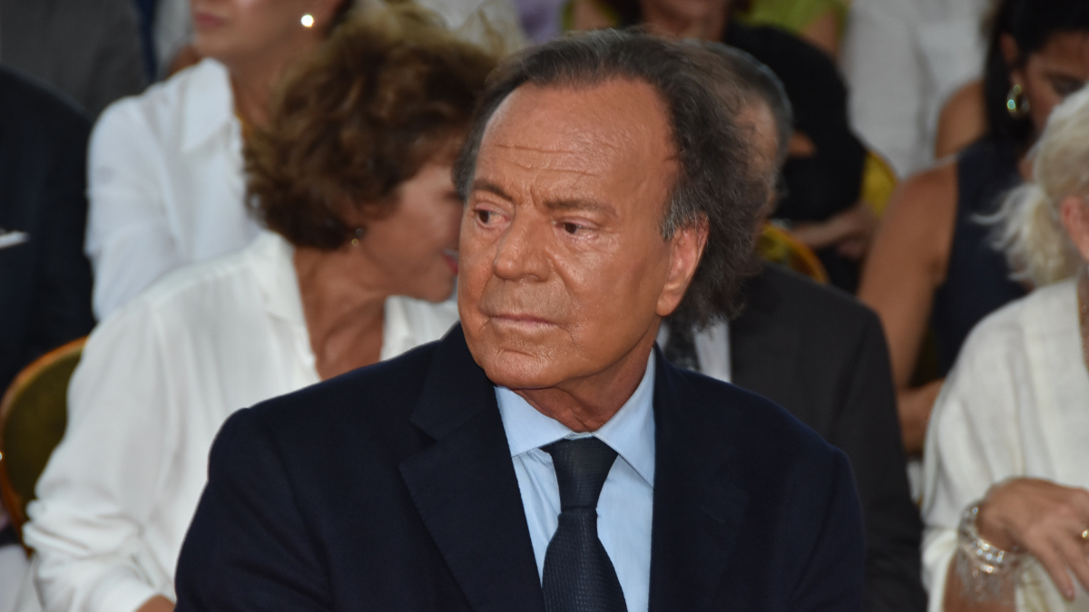 Julio Iglesias exige a la Fiscalía la copia de la denuncia