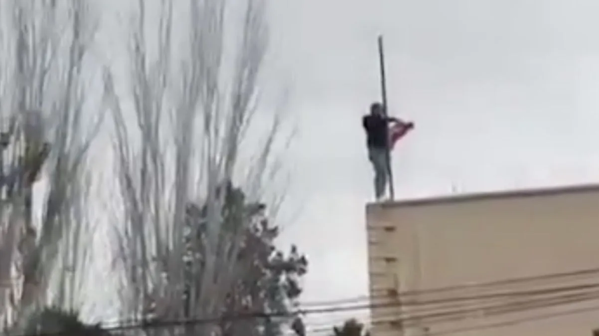 Retiran la bandera de Irán en la embajada en Madrid