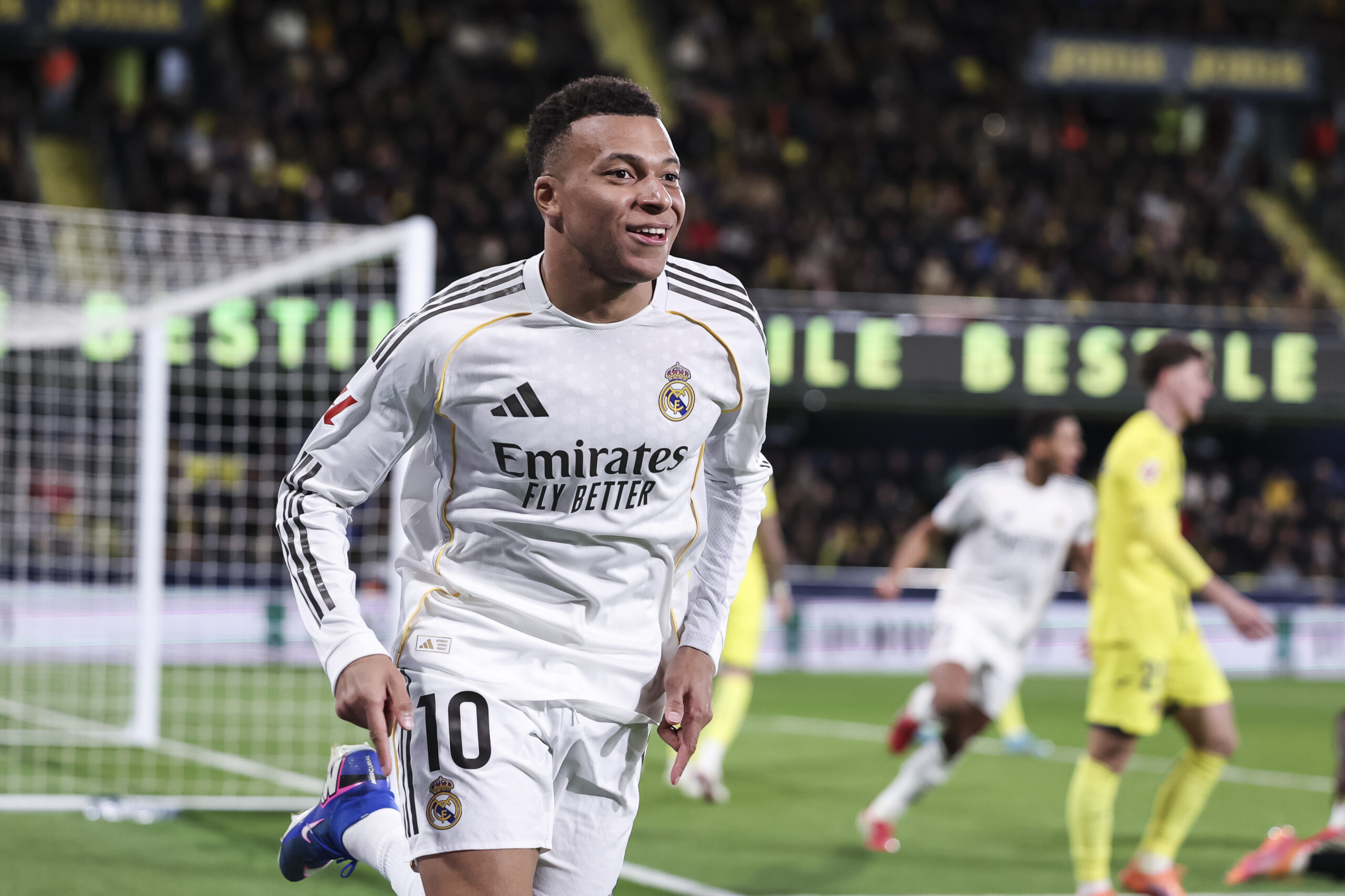 El Real Madrid asalta el liderato con doblete de Mbappé
