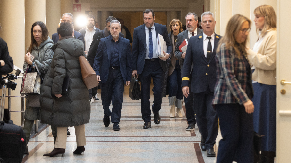 Senadores catalanes llegan tarde al Senado por el tren