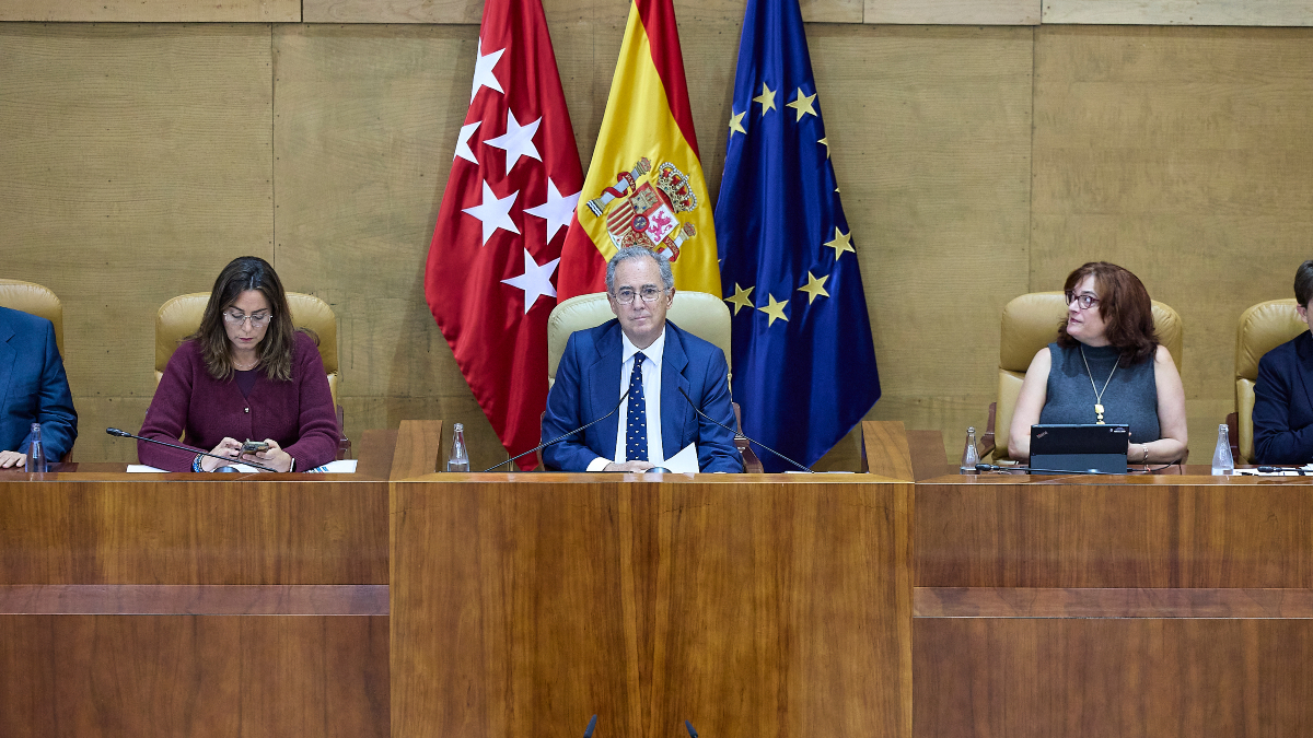 El TC anula el veto a preguntas sobre el jefe de Ayuso