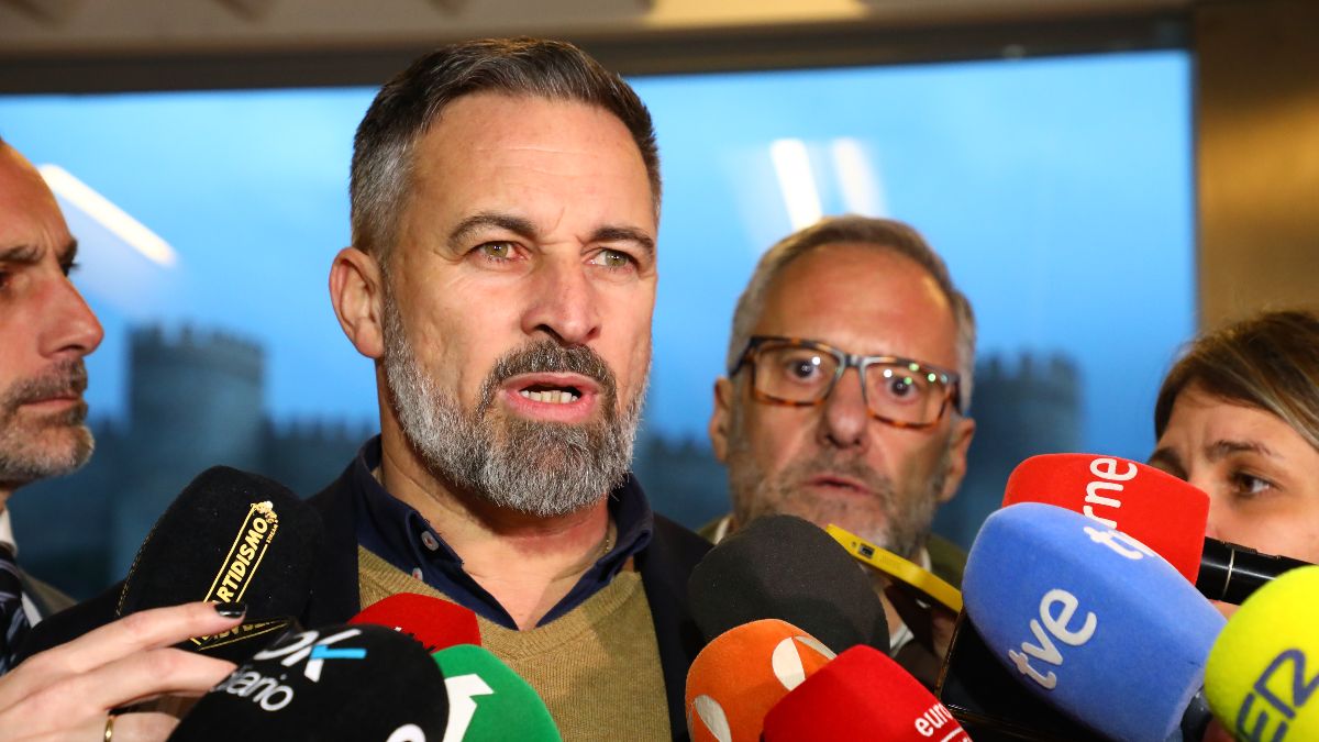 Abascal reta a Feijóo a elegir entre Vox o el PSOE
