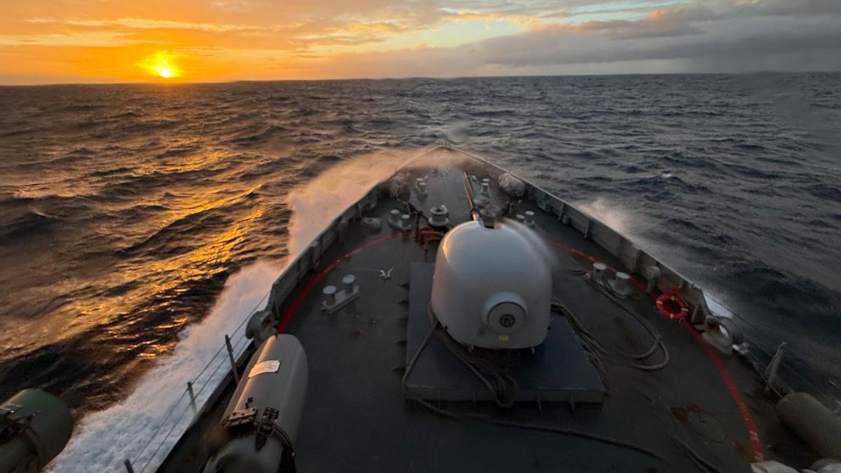El buque Audaz intercepta un barco ruso en el Estrecho