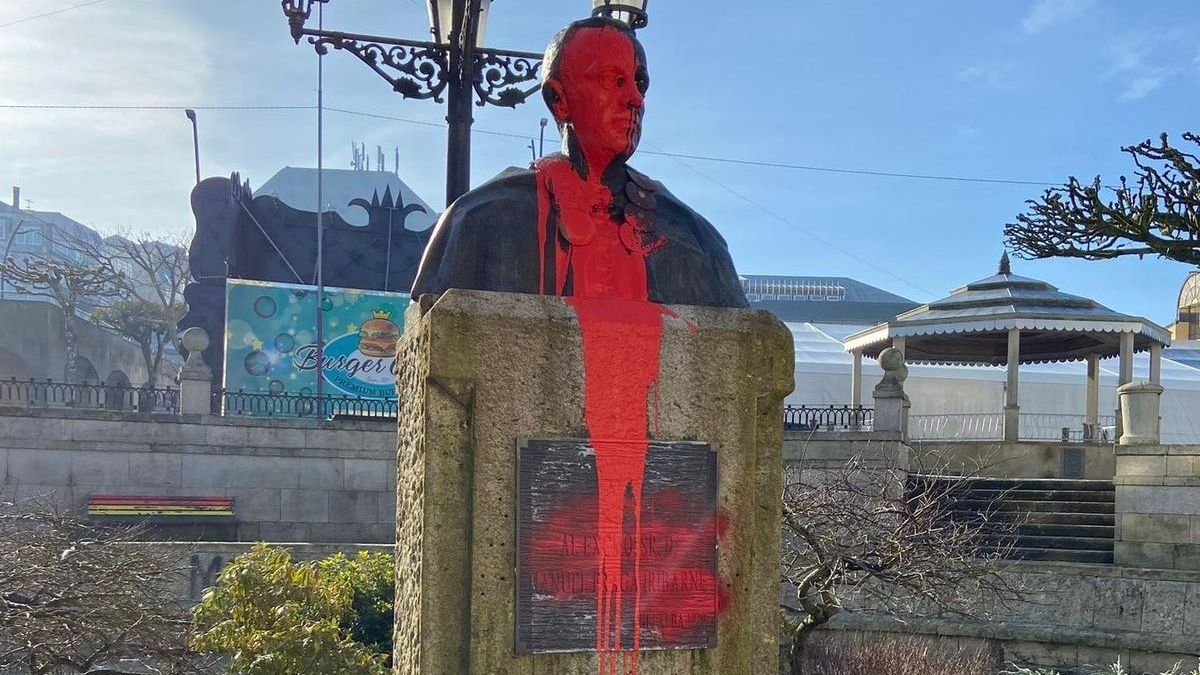 BNG y PSOE rechazan vandalismo contra busto de Manuel Fraga