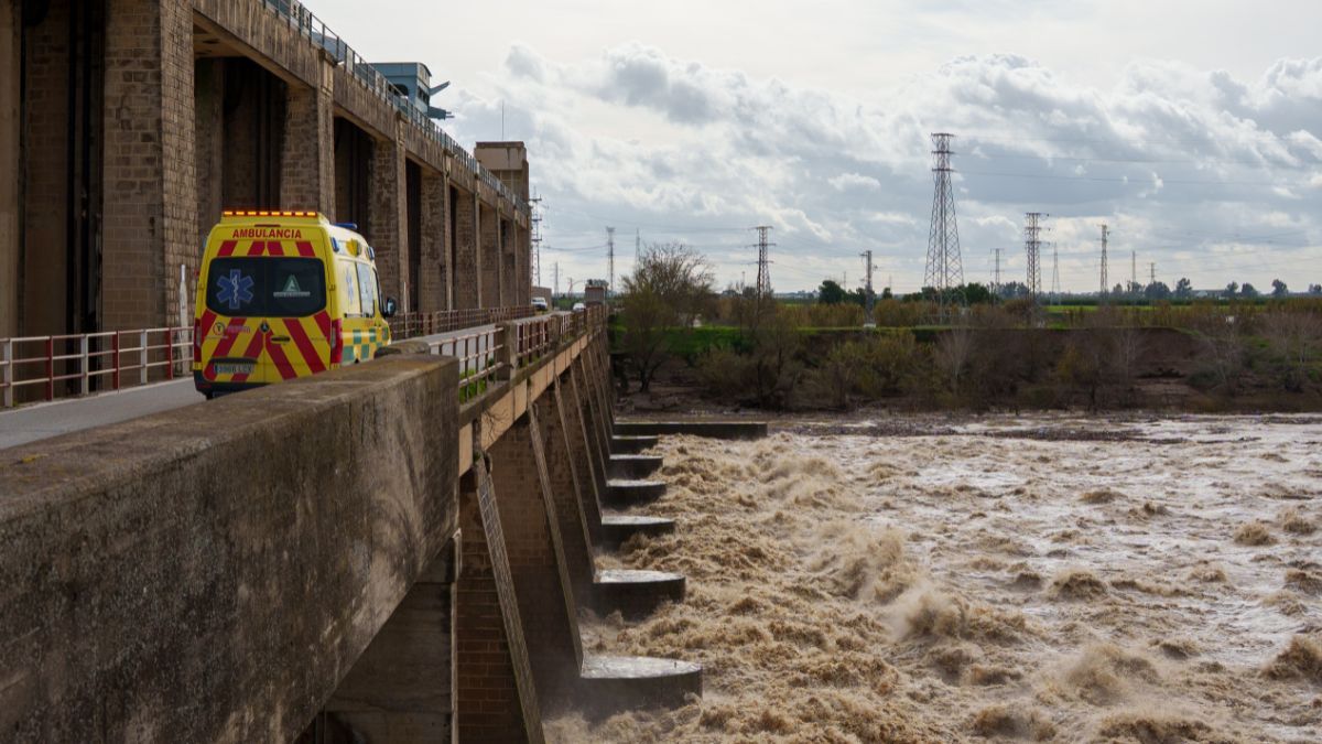 Desalojan a 3.000 personas en Andalucía por intensas lluvias