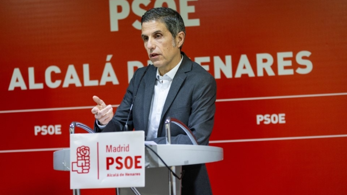Dimite el líder del PSOE en Alcalá por fotos con stripper