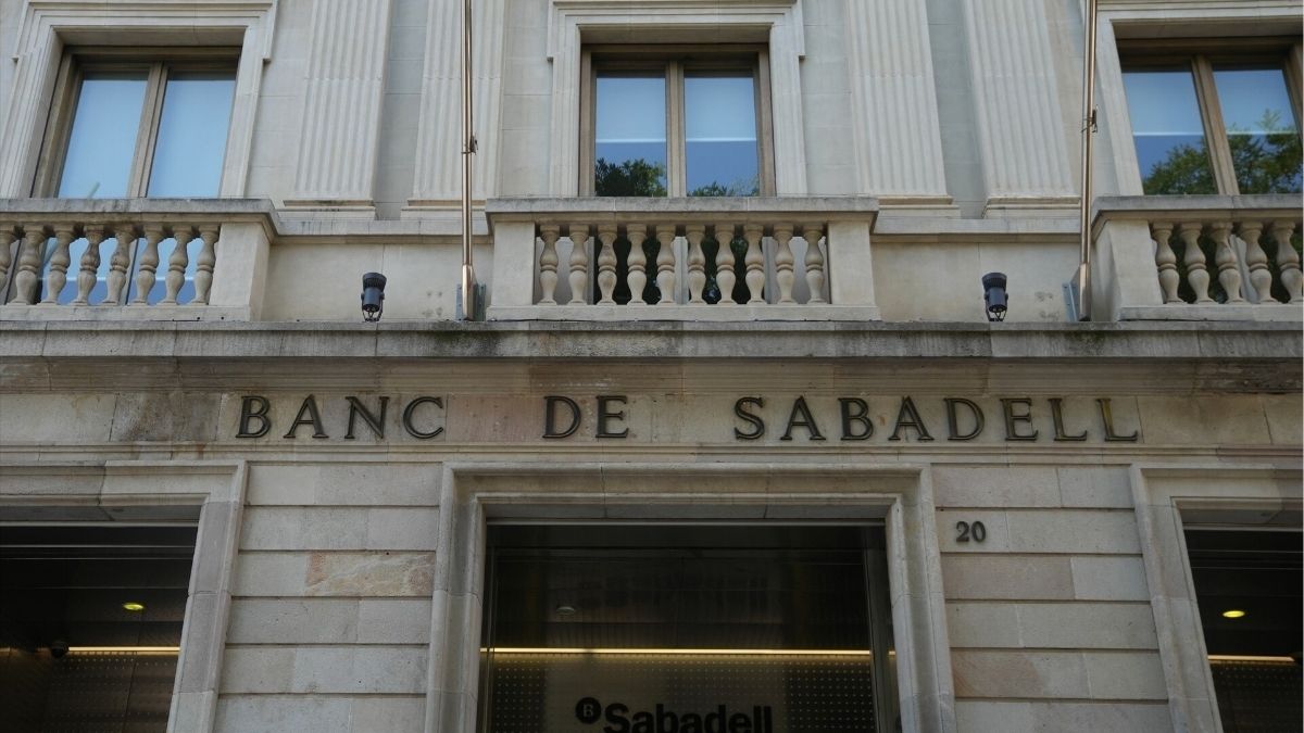 Sabadell gana 1.775 millones y recompra 800 millones