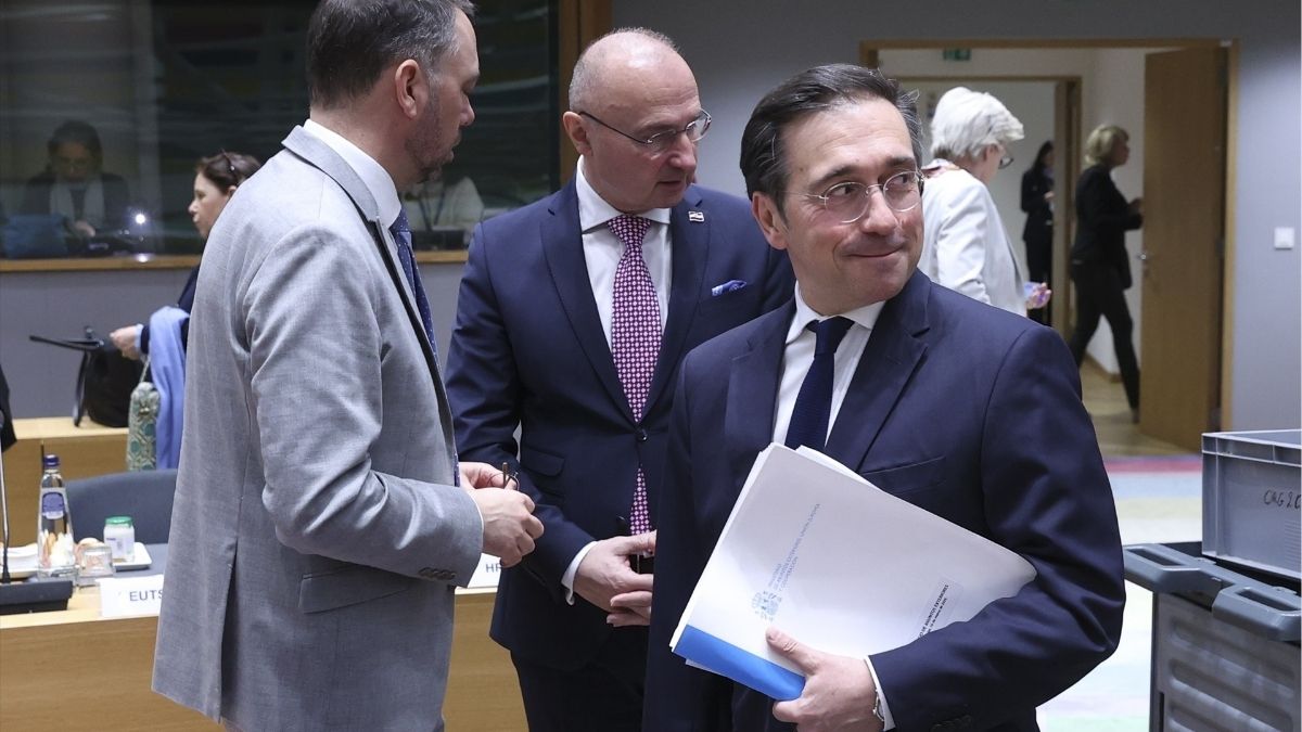 Albares descarta una misión militar de la UE en Ormuz