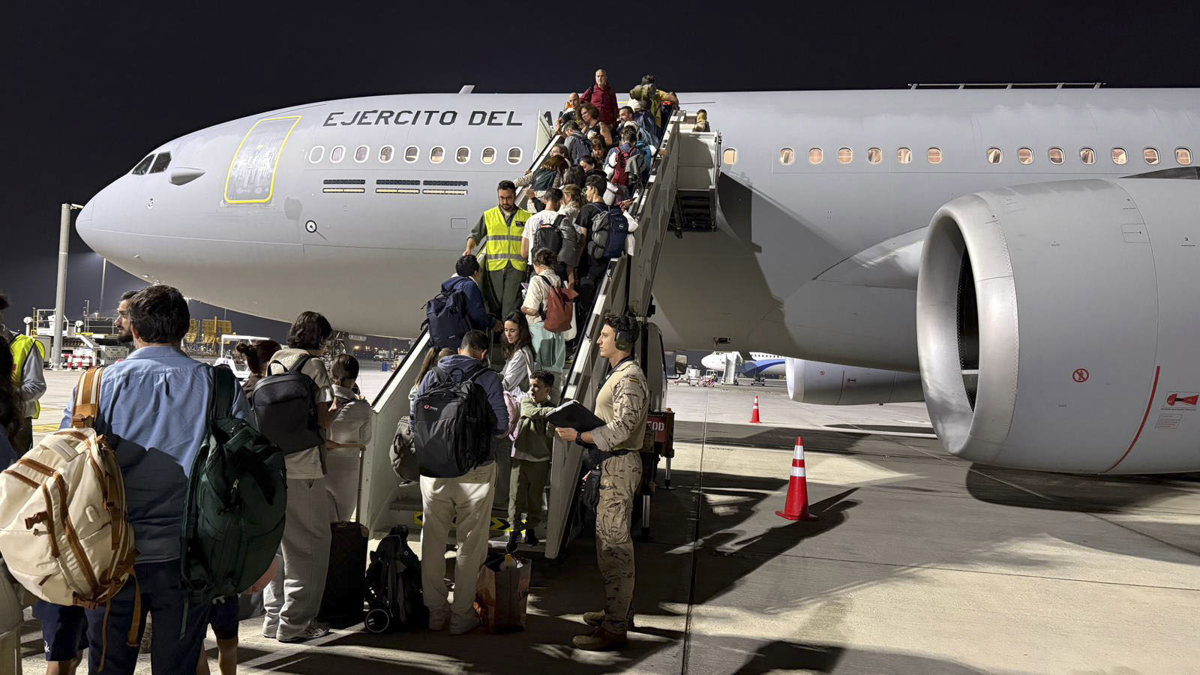 Avión con 171 españoles evacuados de Omán llega a Madrid
