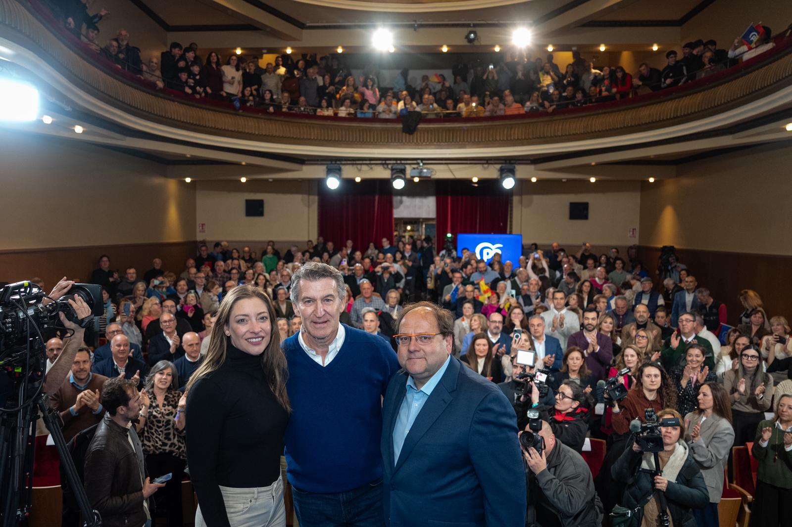 Feijóo califica de estafa la unión de Vox y PSOE en Extremadura