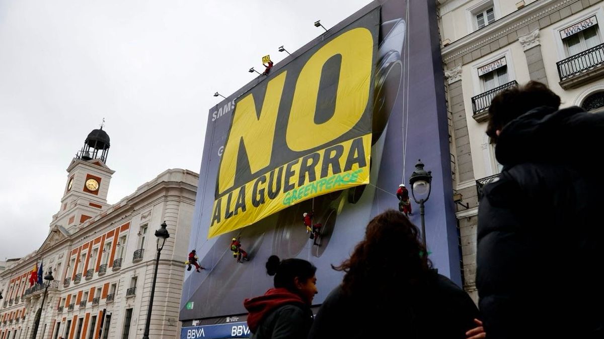 Greenpeace dice no a la guerra en la Puerta del Sol