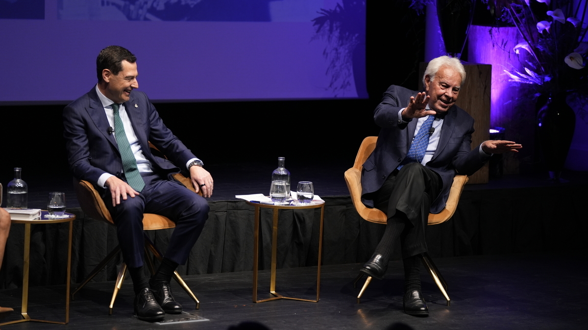 Juanma Moreno elogia a Felipe González como hombre de Estado