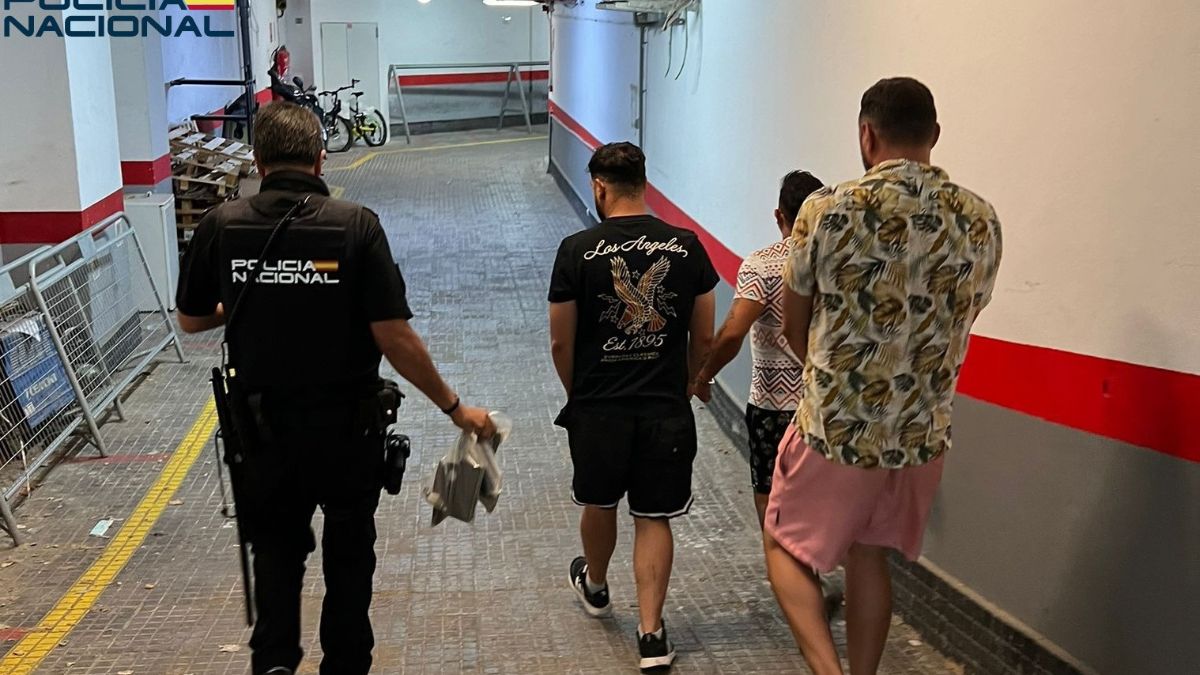 Un juez prohíbe entrar en Valencia a carteristas por Fallas