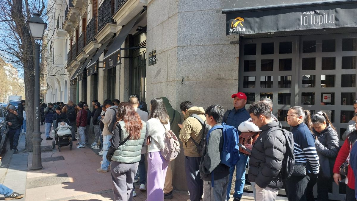 Nepalíes tramitan pasaportes para la regularización de Sánchez