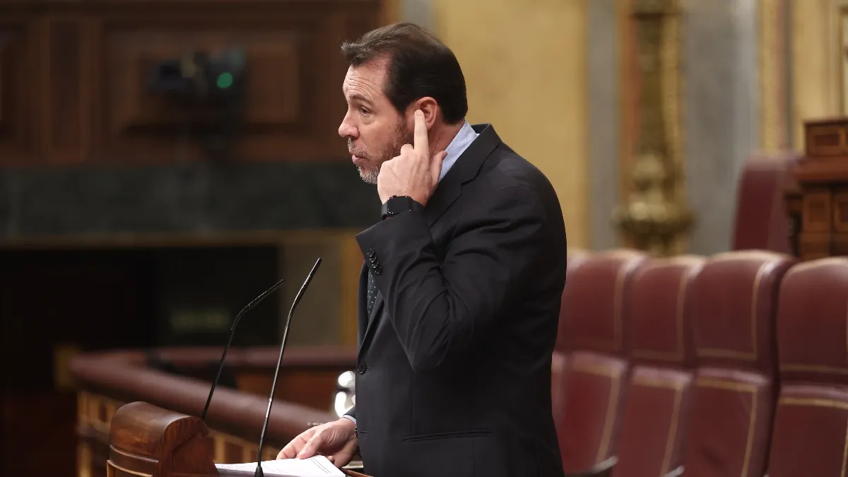 Puente muestra las obras del AVE Málaga y reta al alcalde