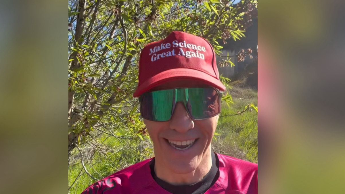 Sánchez usa gorra ‘tipo Trump’ pese a baja inversión en ciencia
