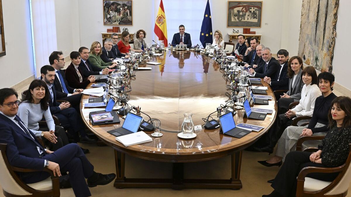 Sánchez rompe la paridad: 12 hombres y 10 mujeres al frente