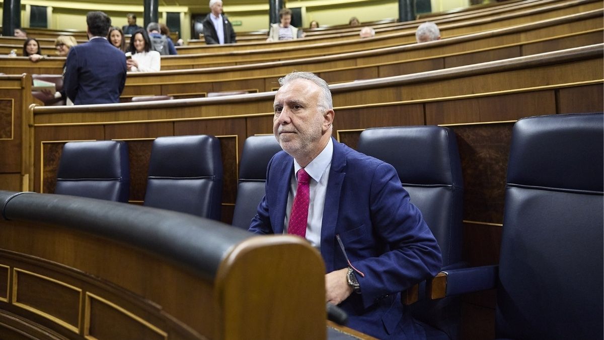 Torres defiende la legalidad de sus contratos en Canarias