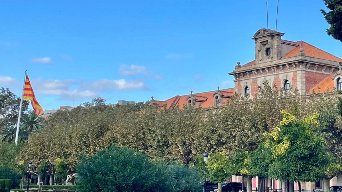 El TSJC obliga al Parlament a exhibir la bandera de España