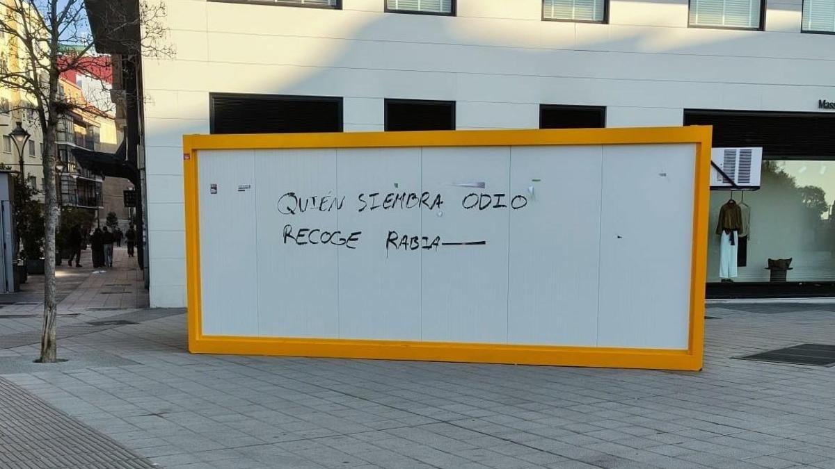 Vox denuncia pintadas en su caseta electoral de Valladolid