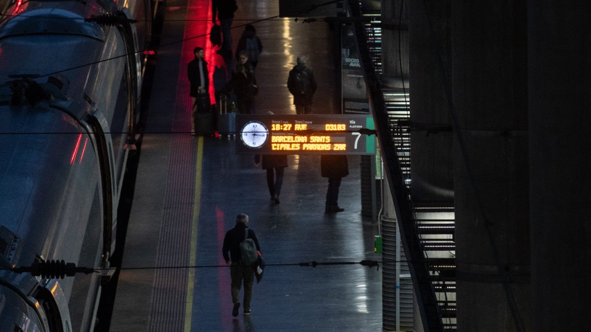 Cortada la línea de AVE Madrid-Barcelona en Alcalá de Henares