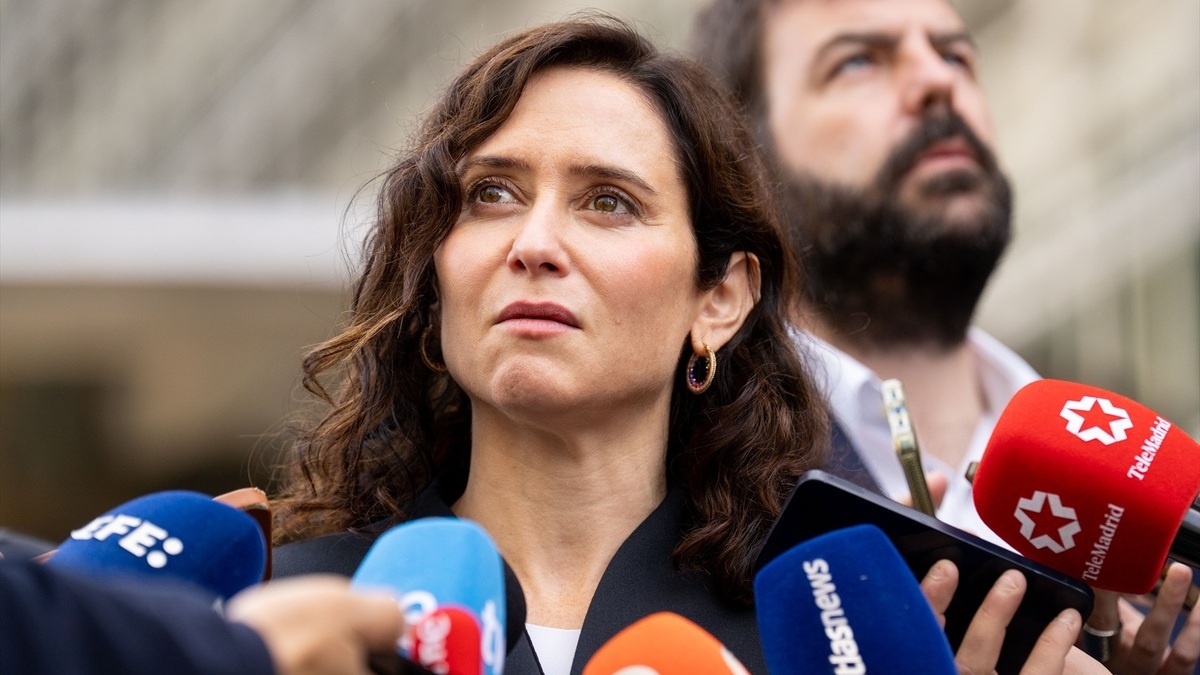 Ayuso critica la legalidad del pacto PP-Vox en Extremadura
