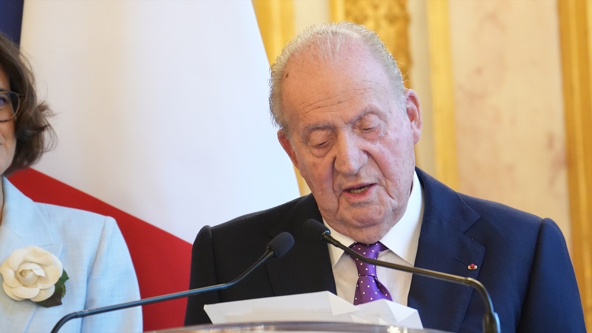 Juan Carlos I: Felipe VI sufre con el Gobierno actual