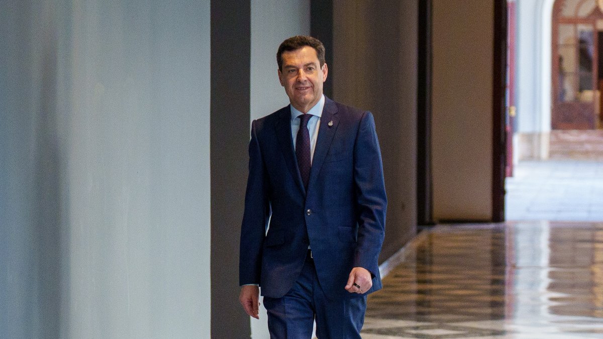 Juanma Moreno roza la mayoría absoluta y el PSOE se desploma