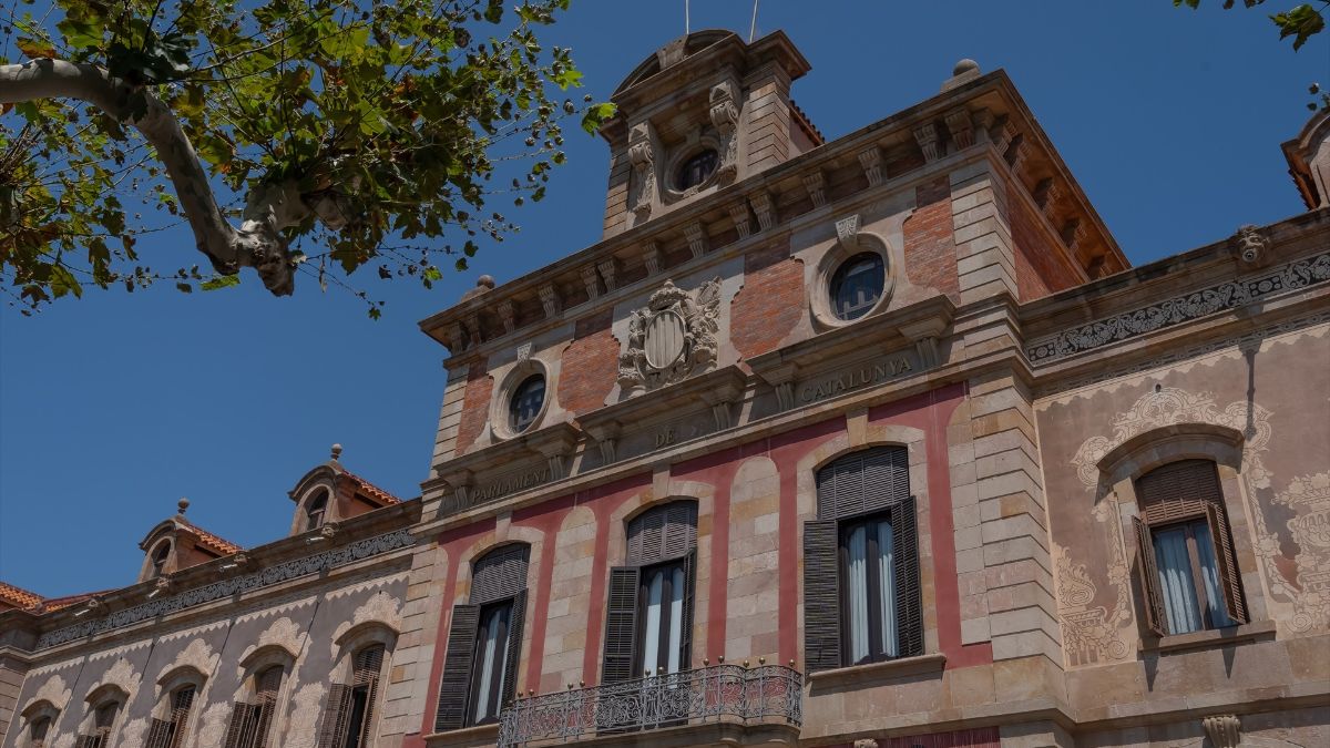 El Parlament recurre el fallo de izar la bandera española