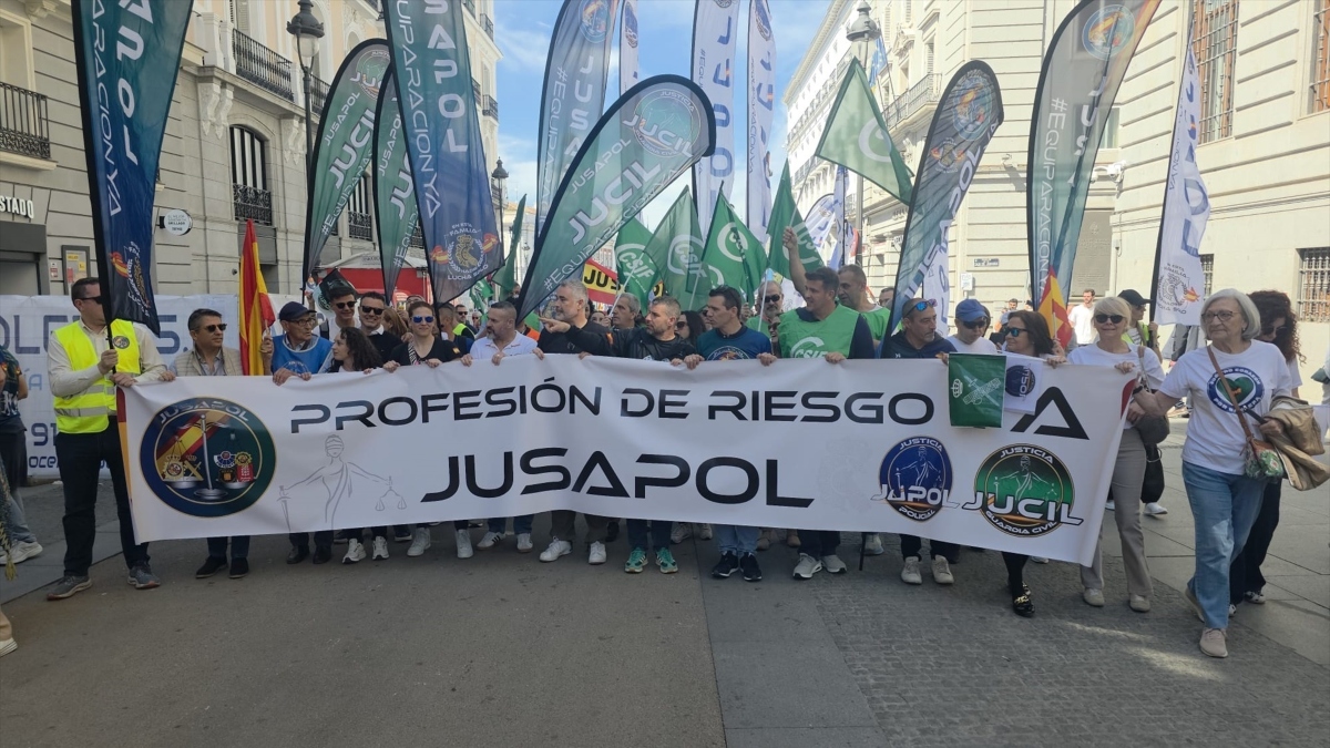 Policías exigen en Madrid jubilación y profesión de riesgo
