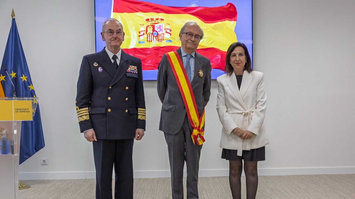 Robles otorga la Cruz del Mérito Naval a Fernández Rodera