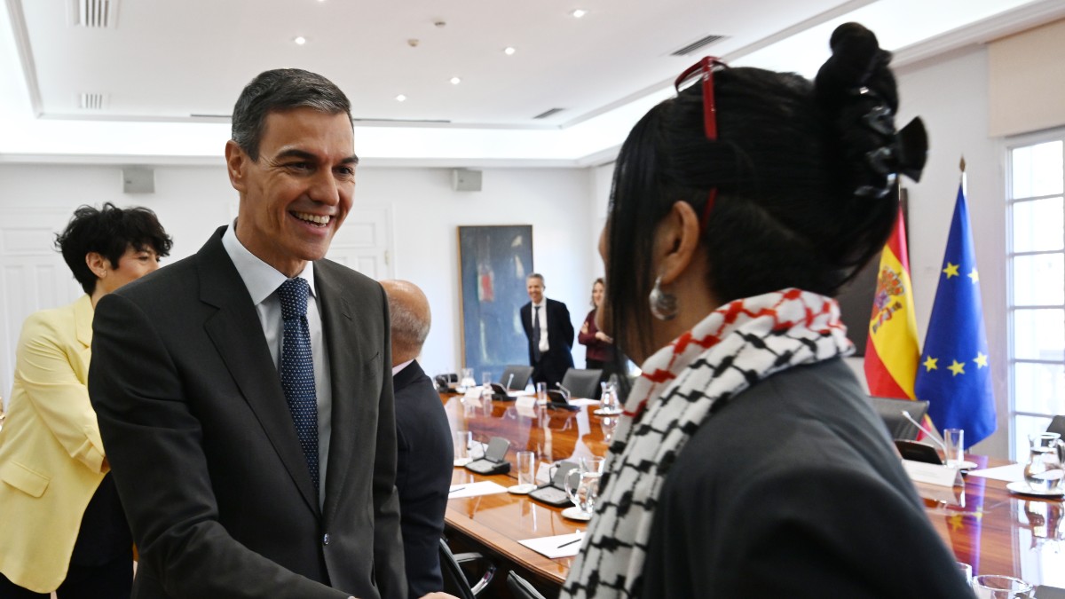 Sánchez analiza la regularización de inmigrantes en Moncloa