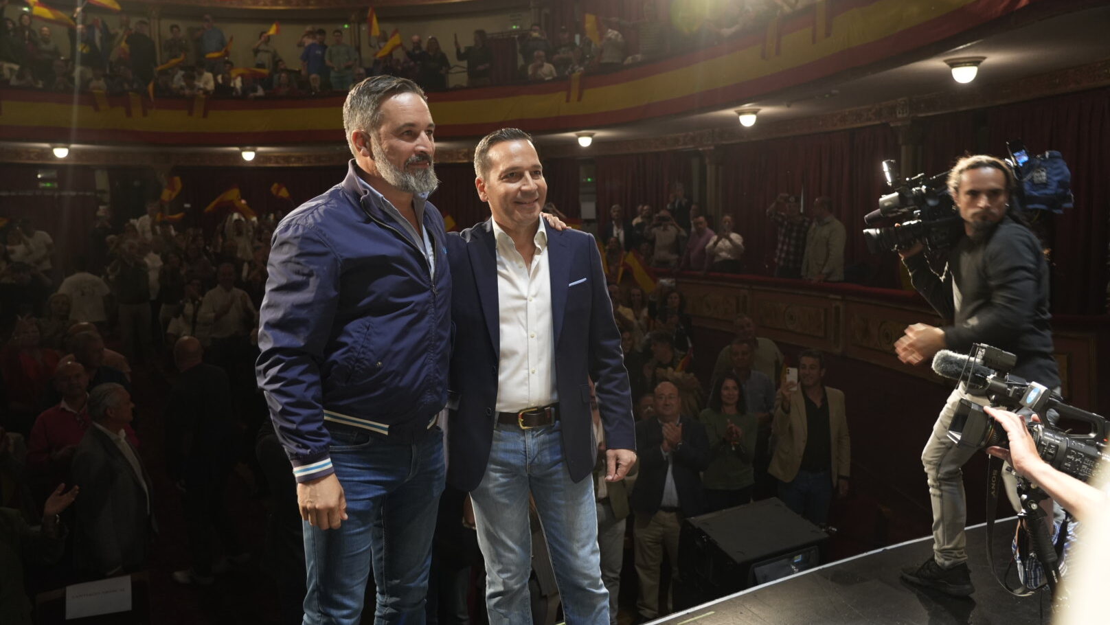 Vox y PP negocian la investidura de María Guardiola