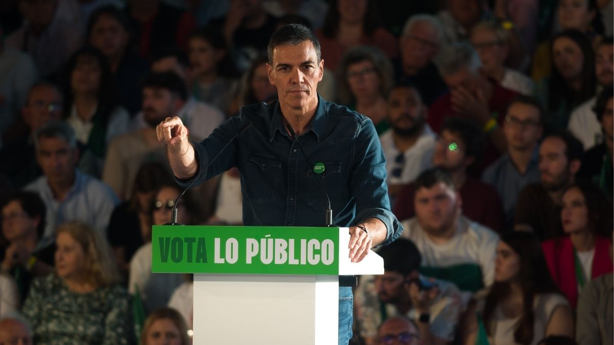Sánchez retoma su viaje a Armenia tras un fallo técnico