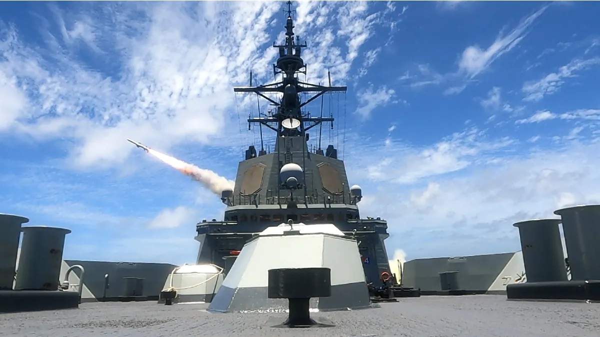 La fragata Álvaro de Bazán lanza un misil Harpoon en Rimpac