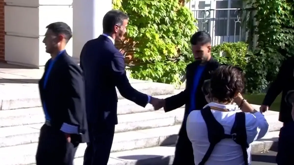 Álex Baena repite el gesto de Carvajal ante Sánchez