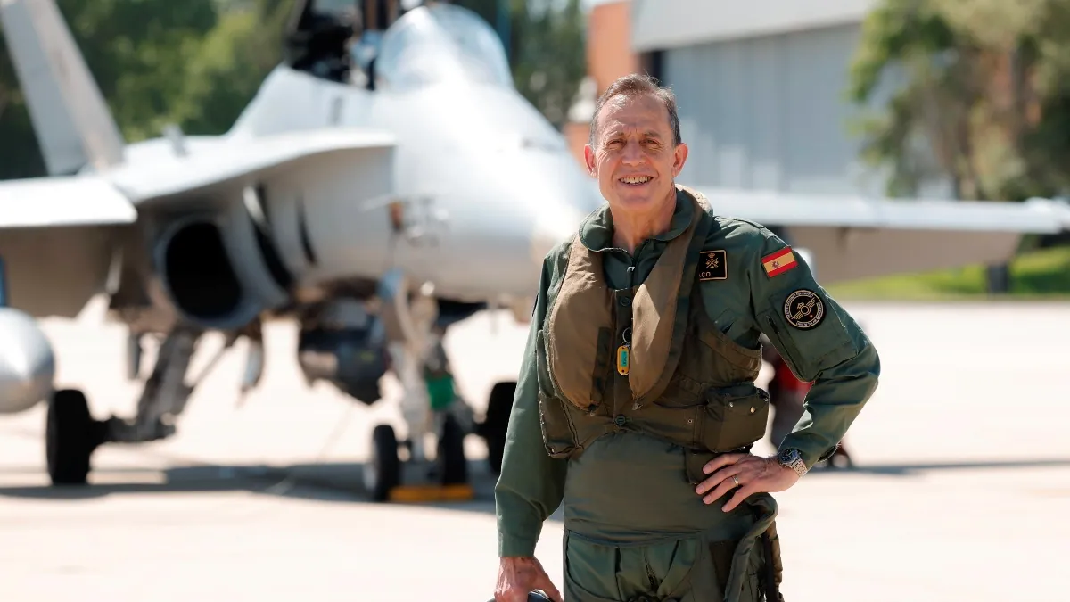 El jefe del Ejército del Aire vuela en un caza F-18