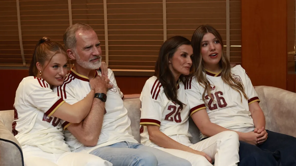 Los Reyes y sus hijas celebran el pase de España a la final