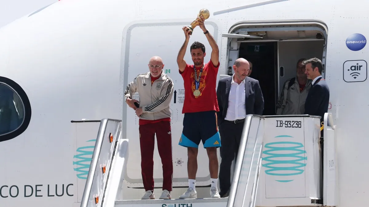 Los campeones del mundo aterrizan en España con el trofeo