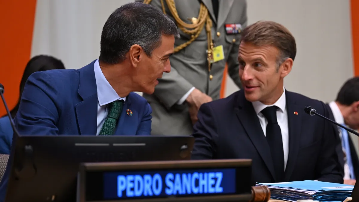 Sánchez y Macron piden regular la IA para proteger a menores