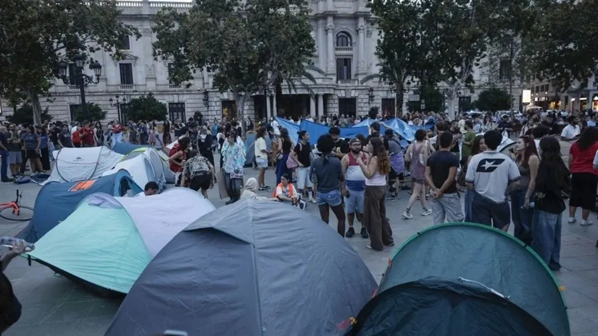 Jóvenes mantienen la acampada por la vivienda en Valencia