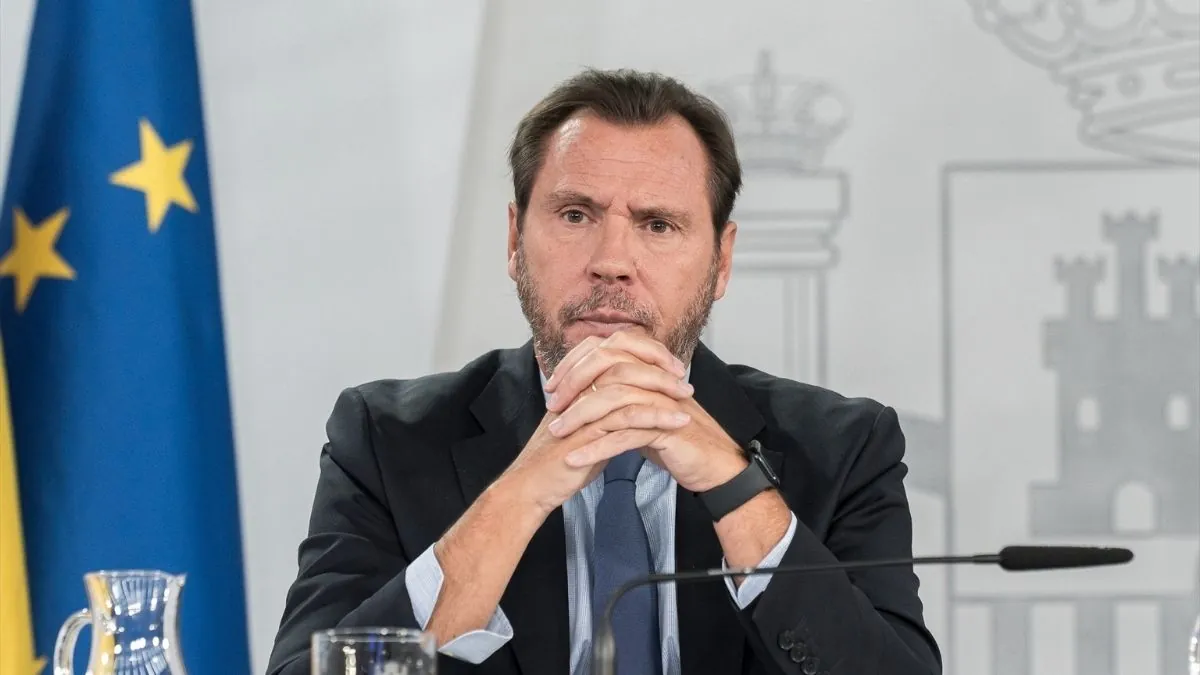 Óscar Puente critica el retraso en la entrega de trenes